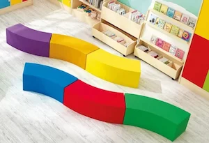 Banquette modulable pour espace jeunes et club ados de camping